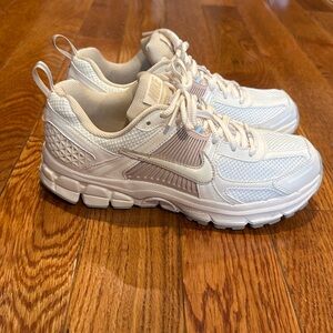 BRAND NEW Nike Vomero 5 sneakers